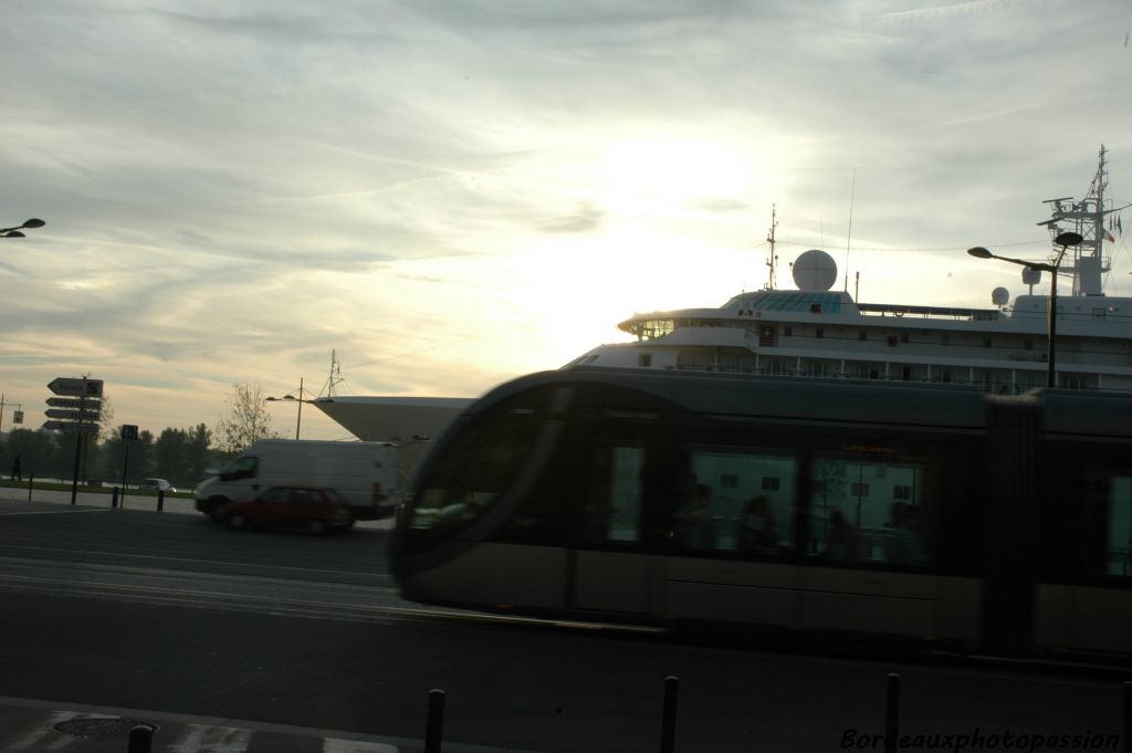 Le 17 septembre 2008, au petit matin, le Silver Wind vient d'accoster. Il y a déjà beaucoup de traffic sur les quais... la course au travail a commencé sauf pour les croisièristes.