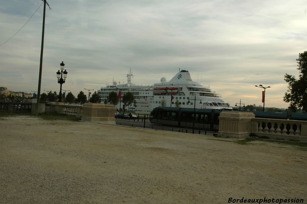 Le premier tranway électrique fera son apparition en 1900. Il longera les quais, où accostaient bien plus de navires que de nos jours, jusqu'en 1958.