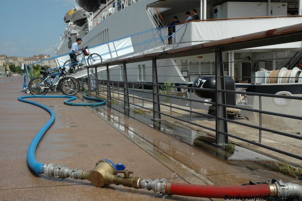 Un paquebot est un petite ville flottante où l'eau est importante. Ne pas oublier de se ravitailler dans chaque port.