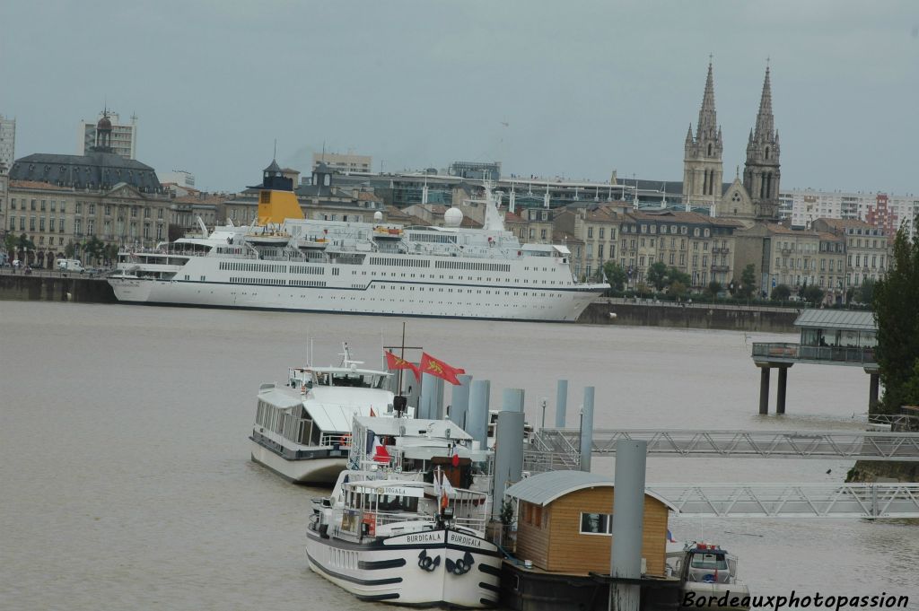 Depuis le pont de pierre ou bien de la rive droite, le Spirit of Adventure se laisse admirer de tous les côtés.