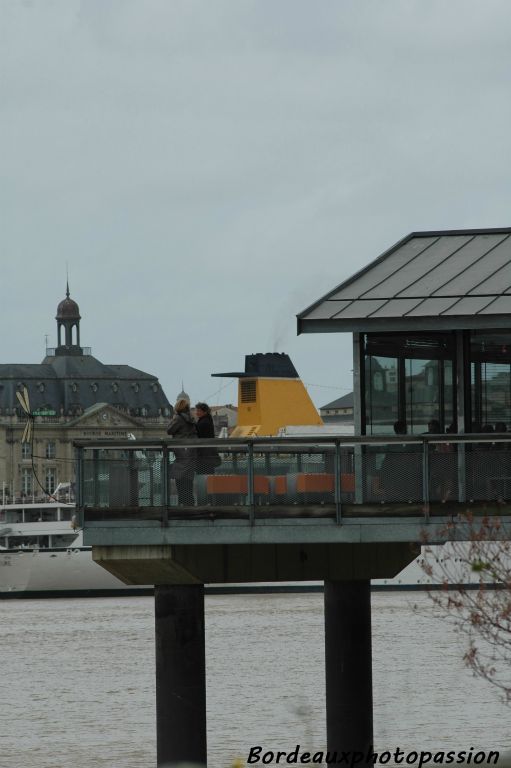 Une cheminée sur la terrasse d'un restaurant.