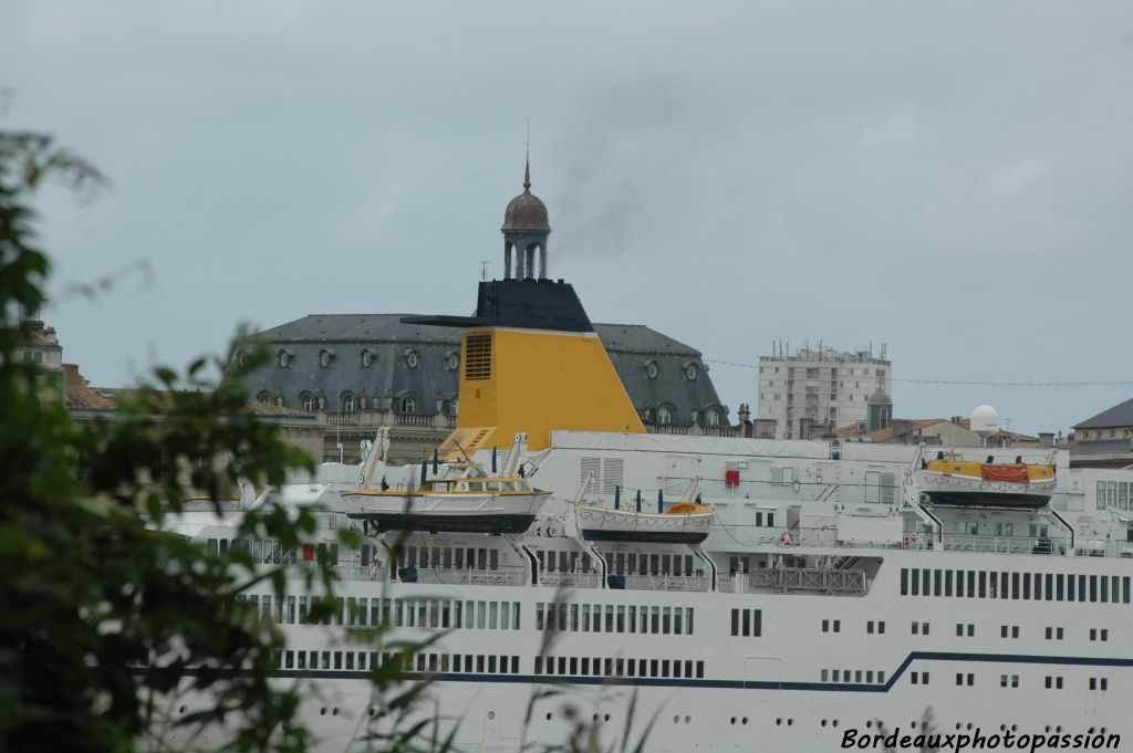 La coupole de la Bourse maritime perchée sur la cheminée du navire... étonnant.