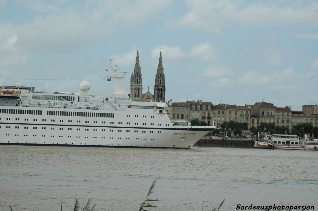 Il semble vouloir emporter un souvenir de son passage en déposant les flèches de Saint Louis des Chartrons sur un de ses ponts.