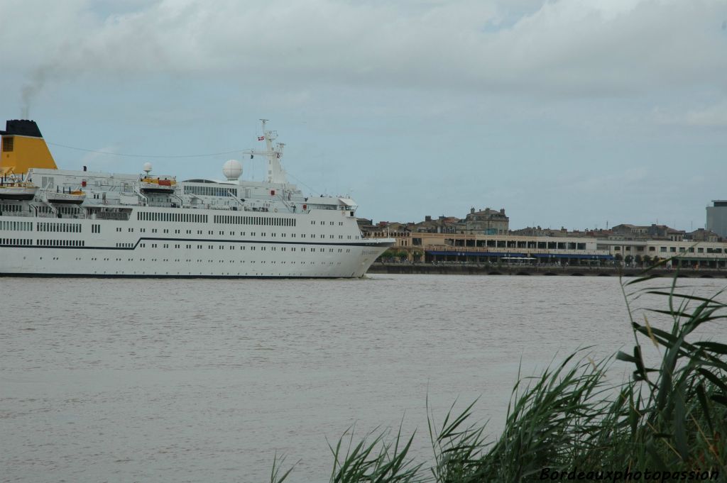 Passant devant le quai des marques, les croisièristes auront vu Bordeaux sous un ciel d'automne. Il faudra revenir l'an prochain. Le soleil sera présent.