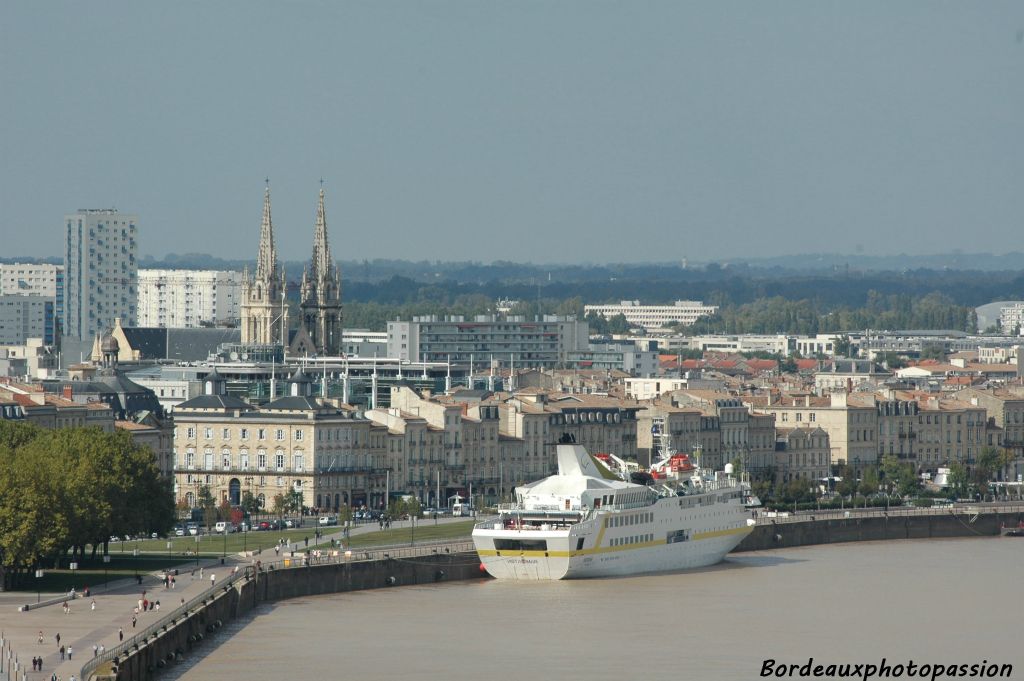 120 mètres de long seulement pour ce navire blanc avec sa ligne jaune.