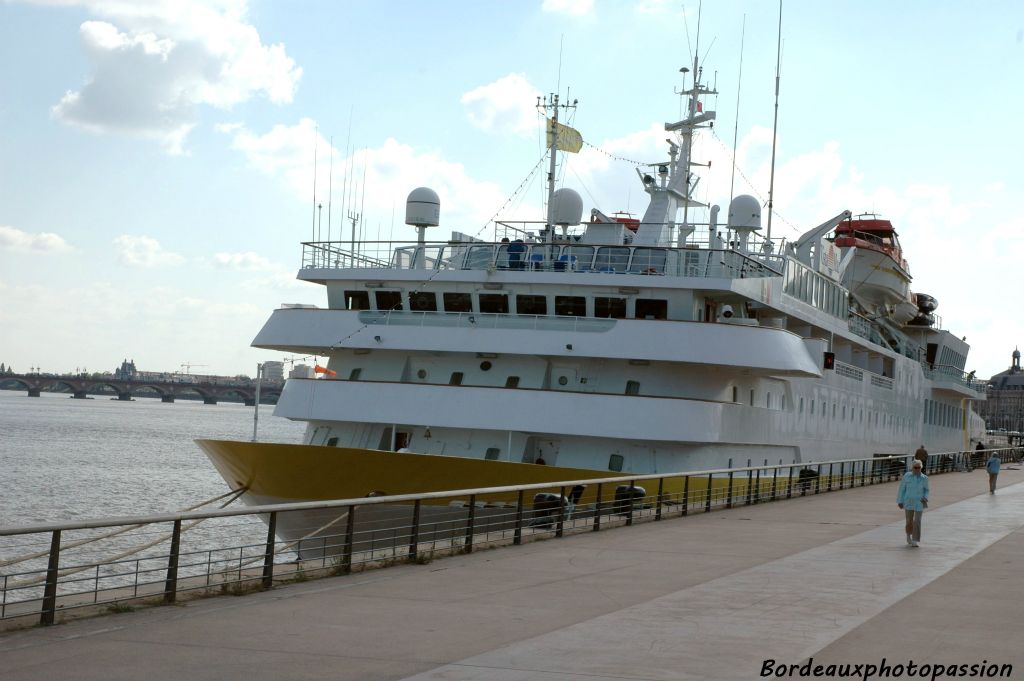 Le Vistamar est un bateau qui peut embarquer 340 passagers et 100 membres d'équipage.