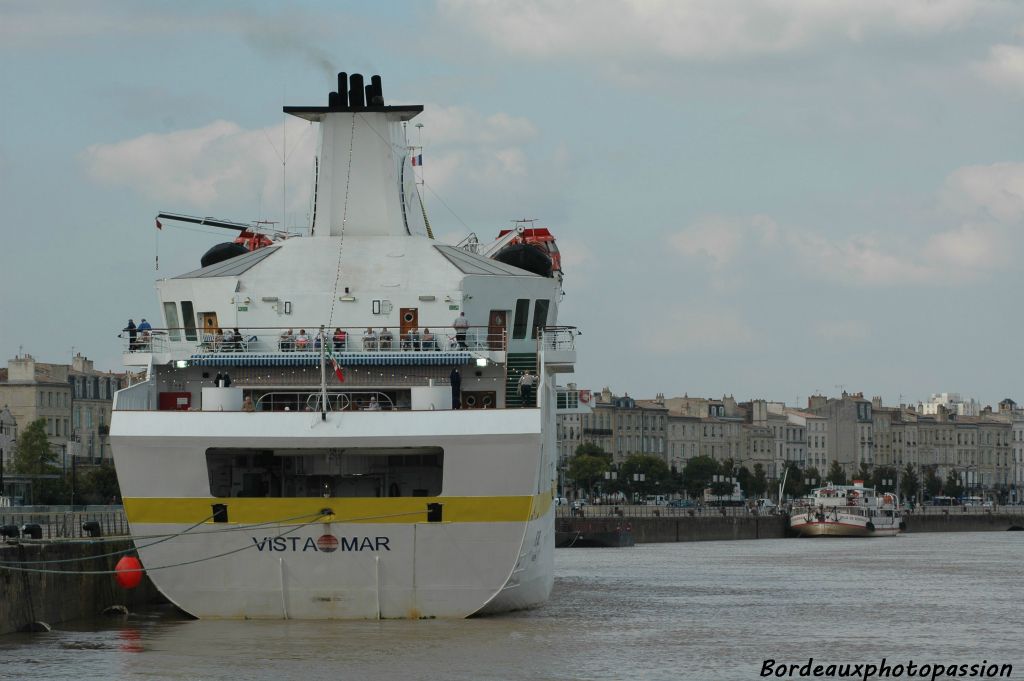 Depuis le pont arrière, les croisiéristes prennent le temps d'admirer la longue façade des quais du XVIIIe siècle.