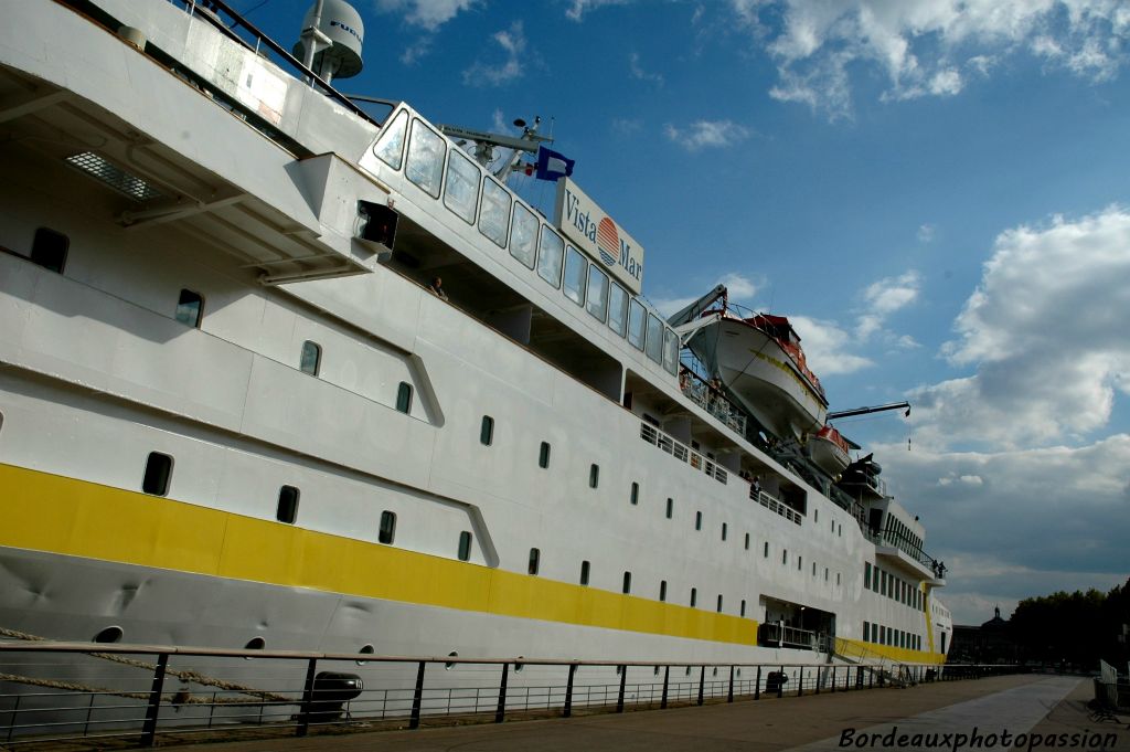 Une heure auparavant, la chaude ligne jaune arrivait à peine au niveau du quai. La marée étant montante, c'est souvent à ce moment-là que le capitaine du vaisseau décide d'appareiller.