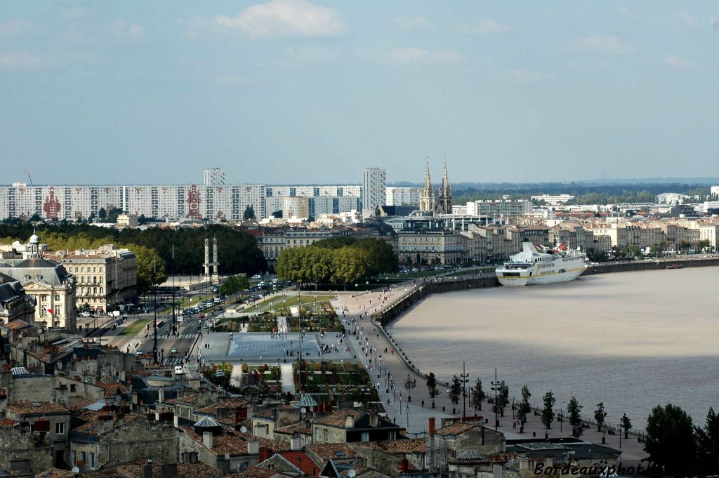 Les passagers doivent quitter les quais et le miroir d'eau car l'heure du départ approche.