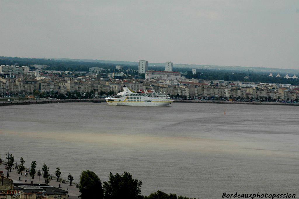 Le capitaine sait que pour trouver un maximum de profondeur dans le  port, il suffit de longer les quais rive gauche.