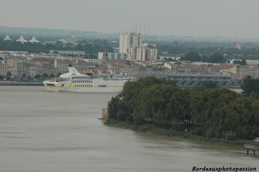 Non le Vistamar ne s'est pas échoué sur la rive droite, il prend juste la courbe en face du quais des marques