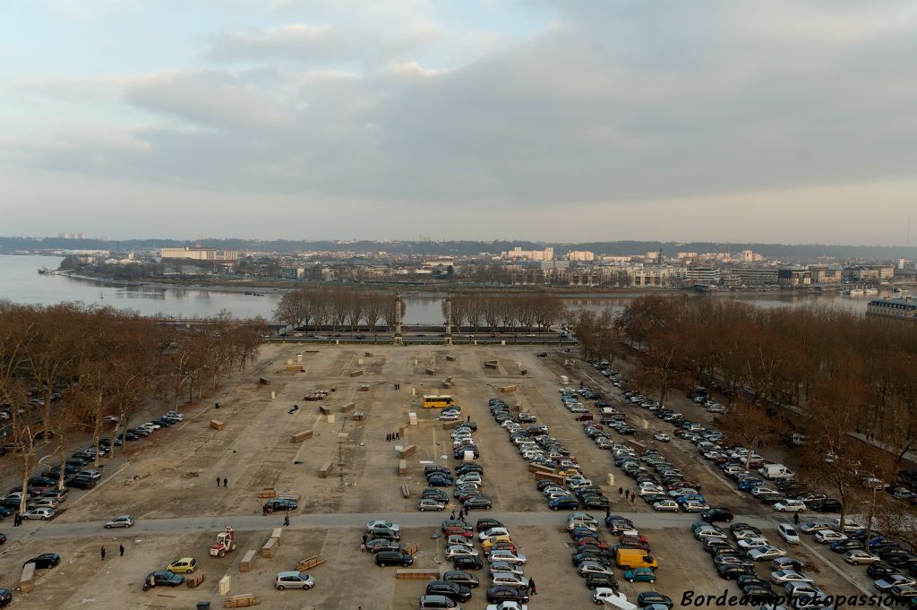 Tout au bout de l'esplanade des Quinconces, deux colonnes s'élèvent dans le ciel tandis que la place la plus grande d'Europe vient d'accueillir la dernière foire d'automne...