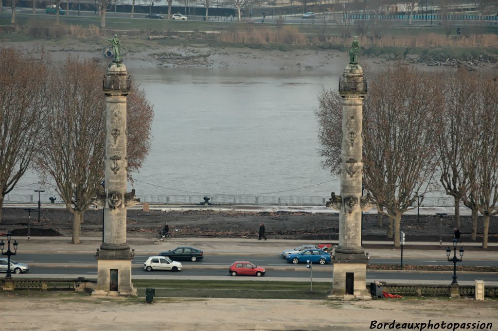 Ces colonnes hautes de 21 m sont coiffées de statues tournées vers la Garonne. Elles sont placées en bordure du fleuve pour êre visibles par les marins dès qu'ils prenaient le dernier lacet du fleuve.