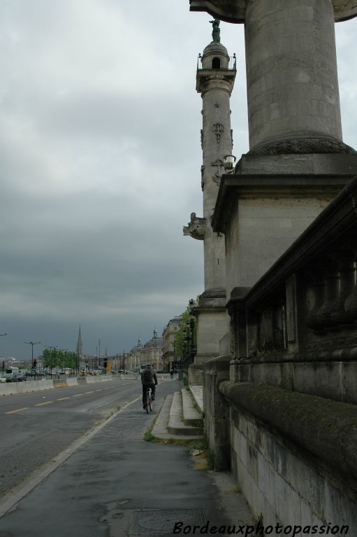 Les colonnes et la place des Quinconces sont légèrement surélevées par rapport aux quais.