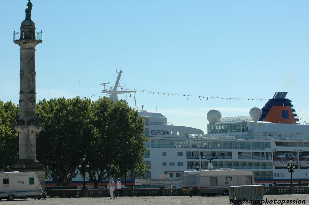 Tournées vers le fleuve, elles ont vu défiler des milliers de bateaux dont les récents paquebots de croisière.