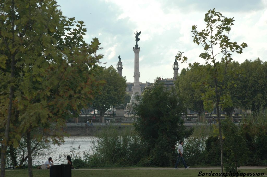 Sur la même place mais à l'autre extémité côté ville, le monument aux Girondins semble vouloir séparer les deux colonnes. Illusion d'optique, les trois monuments sont séparés par plusieurs centaines de mètres.