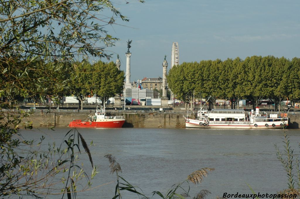 Au gré des marées le niveau de l'eau  monte dans le fleuve, les bateaux n'ont pas le même point de vue sur les colonnes.