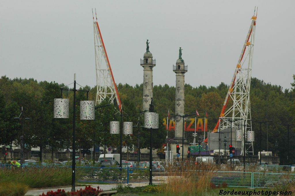 Les colonnes sont entourées d'un écrin de verdure, les platanes de la place et maintenant les jardins des nouveaux quais aménagés.