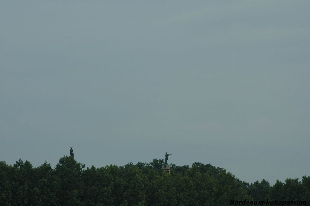 Le dieu du Commerce à gauche (Mercure) et celui de la Navigation à droite, semblent bien seuls au-dessus des arbres.