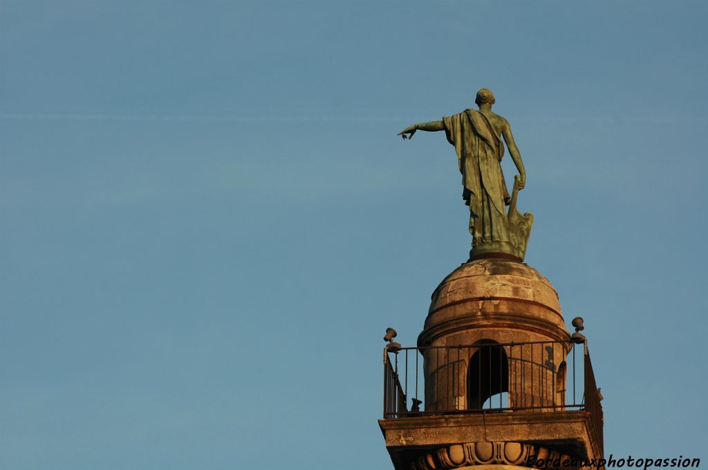 Les statues sont de Monceau. Ici celle symbolisant la Navigation.