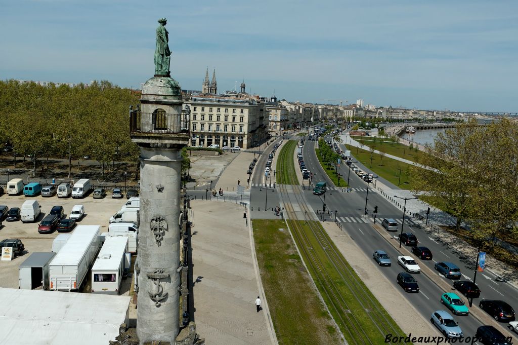 Idéalement installée pour surveiller les quais. 