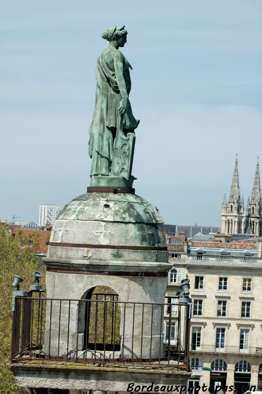 Le chapiteau supporte un édicule circulaire couvert d’une coupole. 