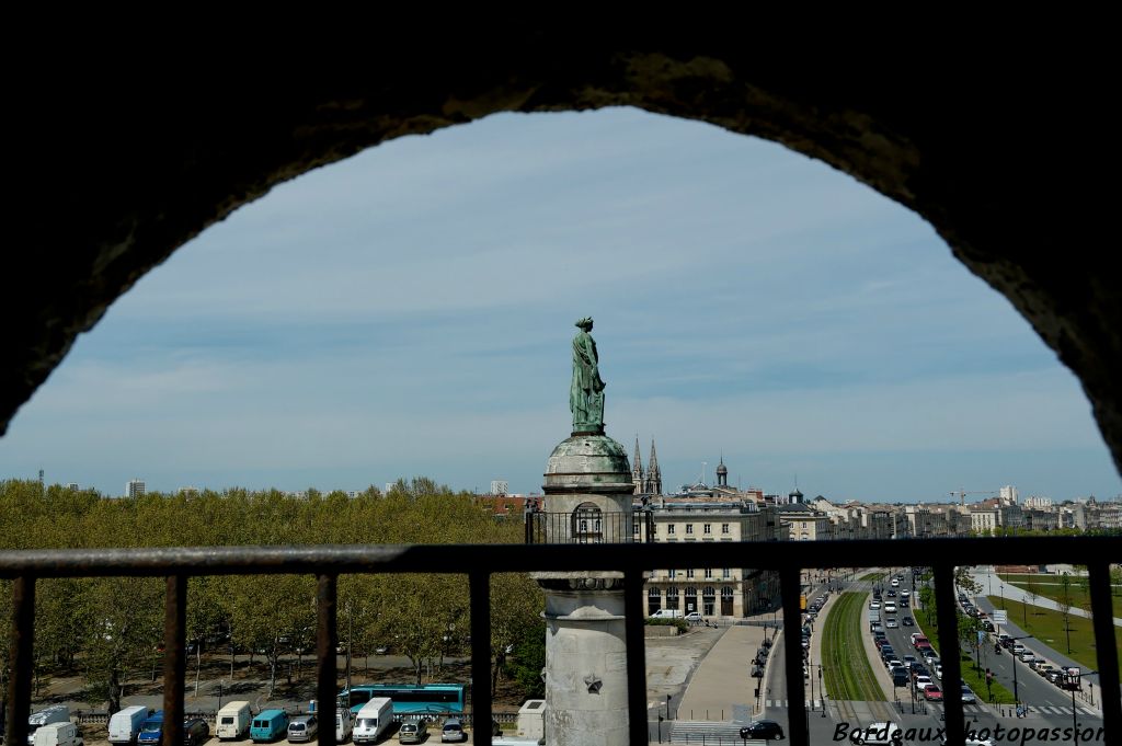 Malgré l'aménagement des quais qui a laissé moins de place à la voiture, les véhicules sont toujours présents.