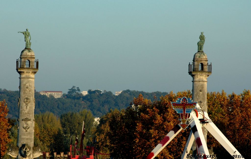 Il est dommage que ces statues ne puissent pas se retourner pour admirer les attractions lors de la foire aux plaisirs.