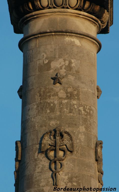 Poitevin a fait rajouter le caducée de Mercure et l’étoile qui guide le marin, symboles du Commerce et de la Navigation.