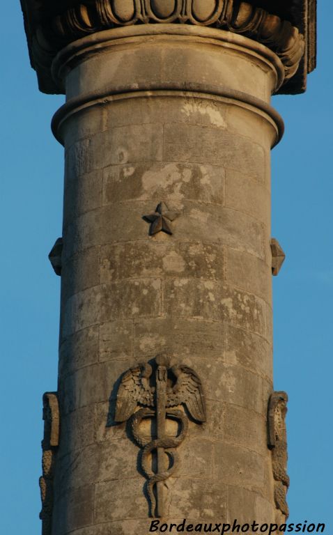 Poitevin a fait rajouter le caducée de Mercure et l’étoile qui guide le marin, symboles du Commerce et de la Navigation.