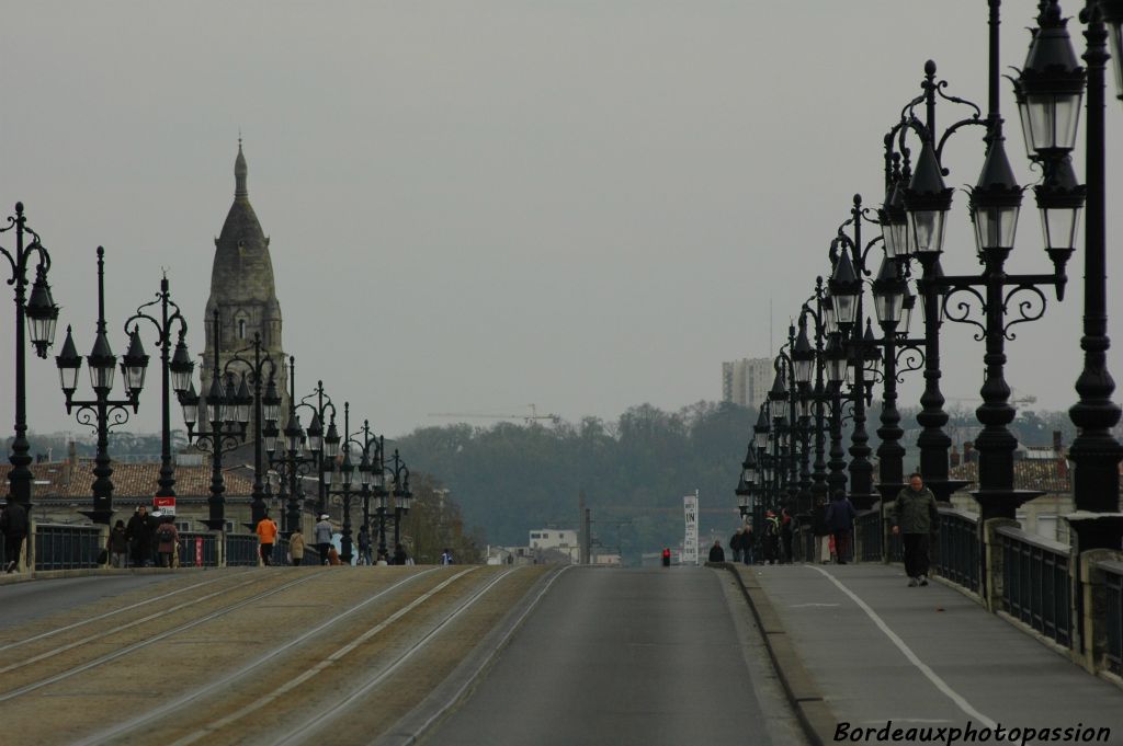 Dimanche 30 mars 2008, il est 10heures et le pont de pierre de Bordeaux est étrangement désert. Il est vrai qu'à quelques centaines de mètres de là, le départ du 28e semi-marathon vient d'être donné.
