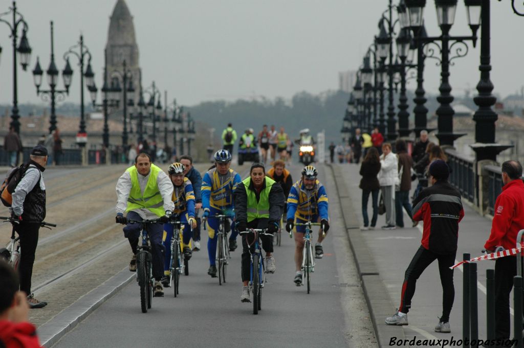 Il est 10h13 quand les premiers suiveurs arrivent sur le pont avec un trio de coureurs parmi les plus rapides.