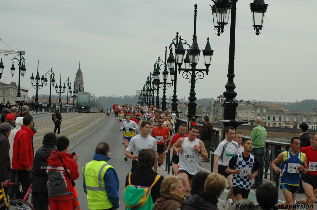 Le peloton s'échelonne pendant de longues minutes. Il fait la course avec le tramway.