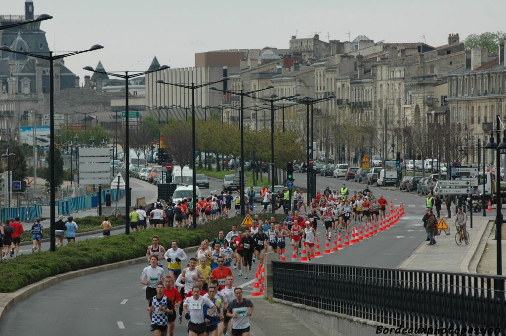 Illusion d'optique si vous croyez que ça monte quai de la Grave... c'est bien l'inverse, les coureurs passent sous le pont de Pierre...