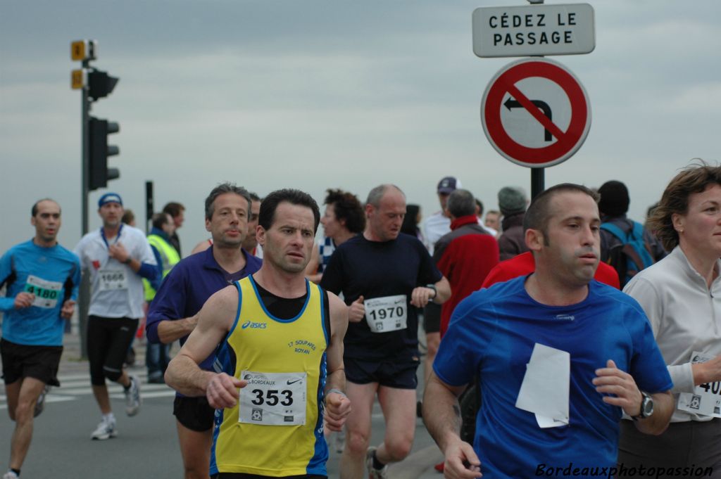 Mais les 3200 coureurs n'ont pas tous encore franchi le pont...