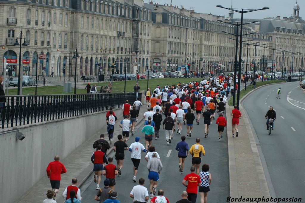 Quai de Richelieu : le peloton se dirige vers les rues du vieux Bordeaux.