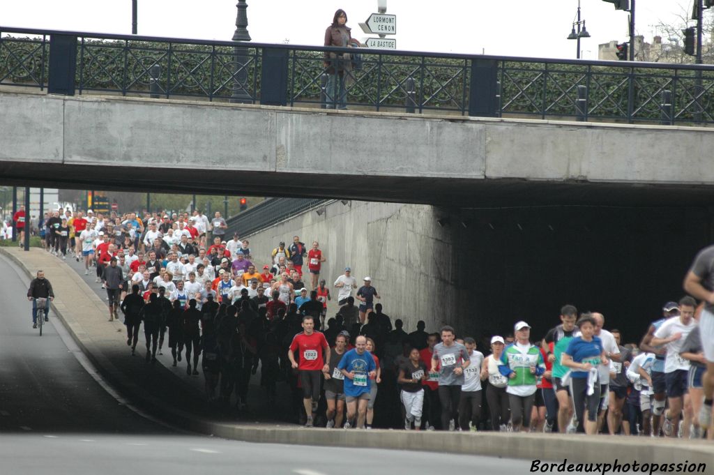 Une spectatrice bien placée pour voir passer les sportifs.