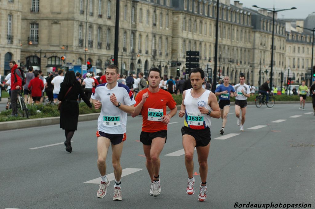 C'est le retour vers le pont de pierre et l'arrivée pour ce trio pendant que la majorité des coureurs ne fait que débuter le semi-marathon.