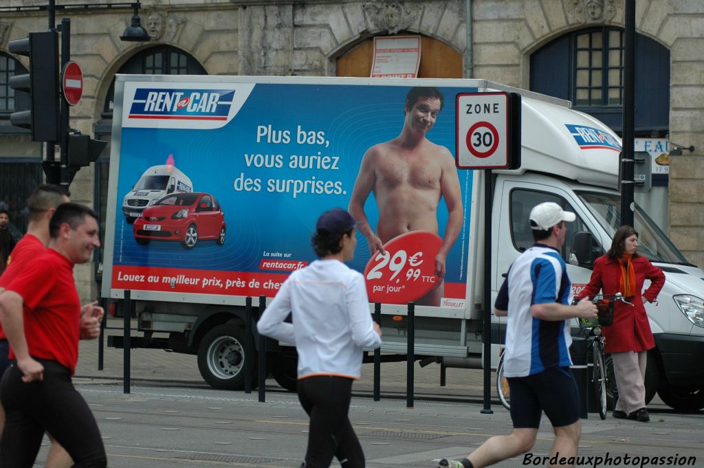 Insolite. Peu de coureurs ont dû voir cette publicité. Dans une zone à 30, proposer un prix à 29,99 c'est mesquin !