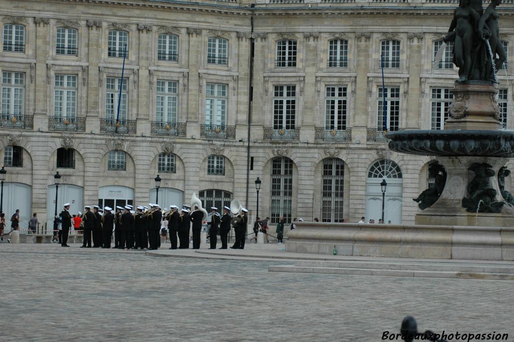 Place de la Bourse, c'est la musique militaire qui accueillait les coureurs. C'est précisement à cet endroit que Les Foulées des deux rives revenaient vers l'arrivée tandis que les semi-marathoniens continuaient leur course.