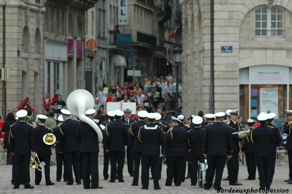 Place de la Bourse, devant la rue Saint-Rémi...