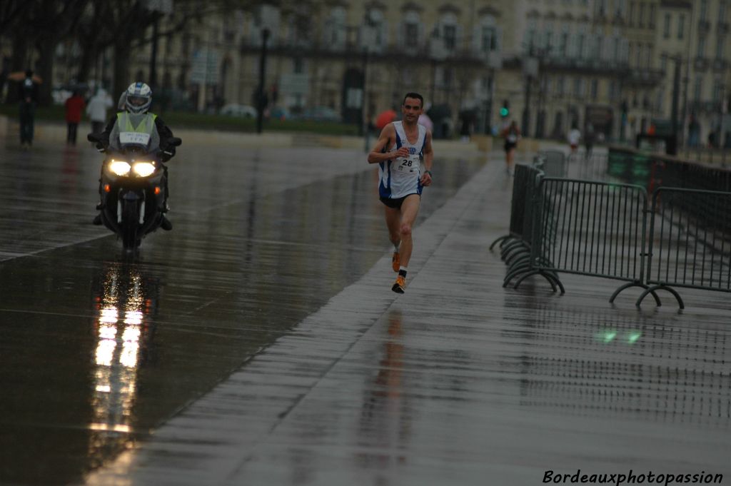 Près du 18e kilomètre, le Portugais Paulo Cardoso, futur vainqueur de l'épreuve, semble voler sur les quais luisants d'humidité.