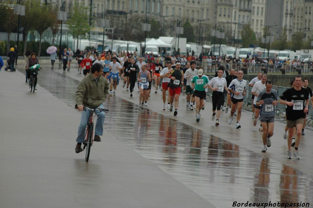 Faire du vélo avec une main dans la poche, c'est un peu provocateur !