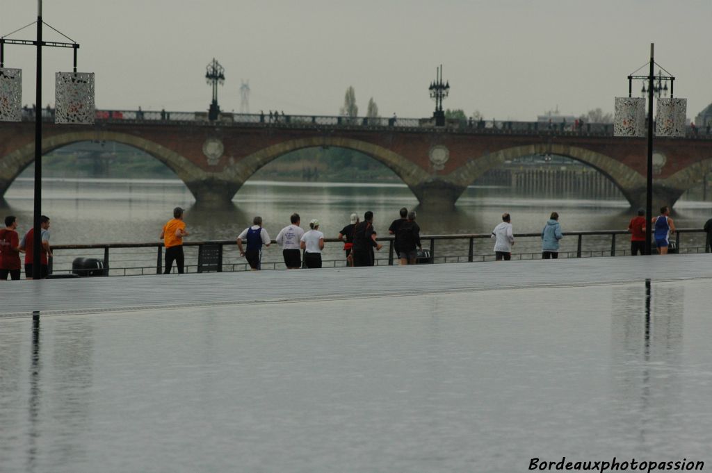 Pas le temps de s'admirer dans le miroir... le pont n'est pas très loin symbole de la délivrance.