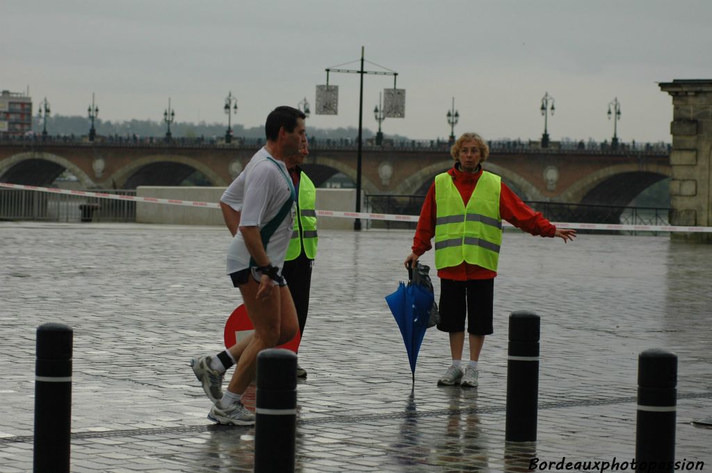 Jusqu'à la fin les bénévoles ont fait leur travail malgré la pluie... C'est par là l'arrivée monsieur !