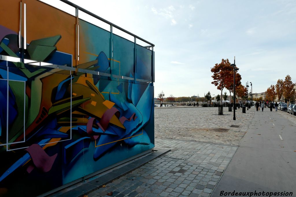 Dans le quartier des Chartrons, sur l'esplanade du Hangar 14, il est difficile de ne pas le voir au cours d'une de vos promenades sur les quais.