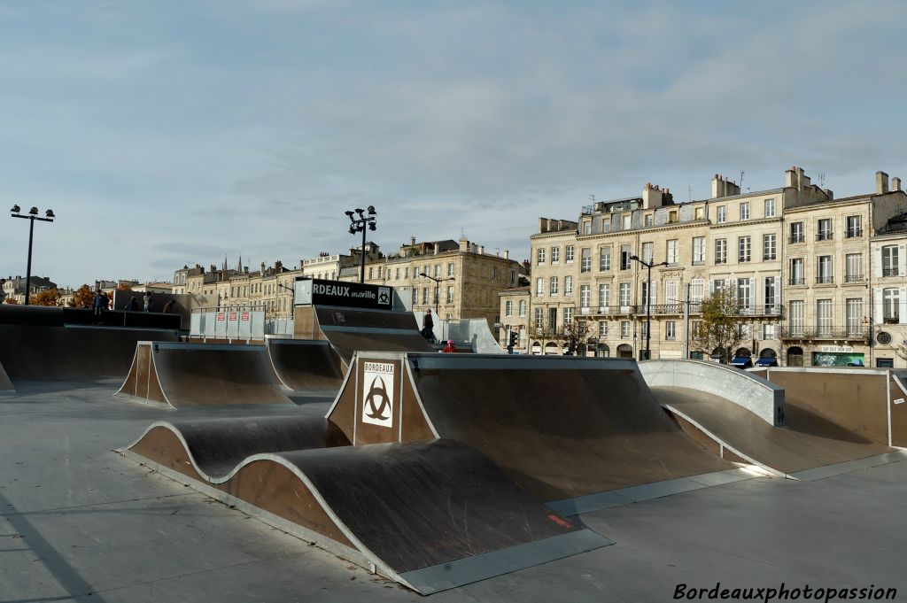 Conçu par la ville de Bordeaux en concertation avec les associations de skaters et de rollers, il offre un variété étonnante de bosses, de murs,  de cuvettes de bancs, de plans inclinés. De quoi satisfaire petits et grands.