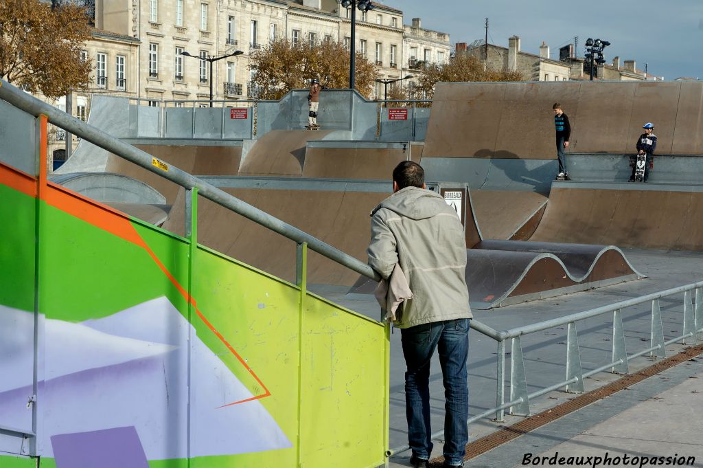 Si les jeunes sont heureux  en se lançant des défis, les adultes les regardent souvent avec envie.