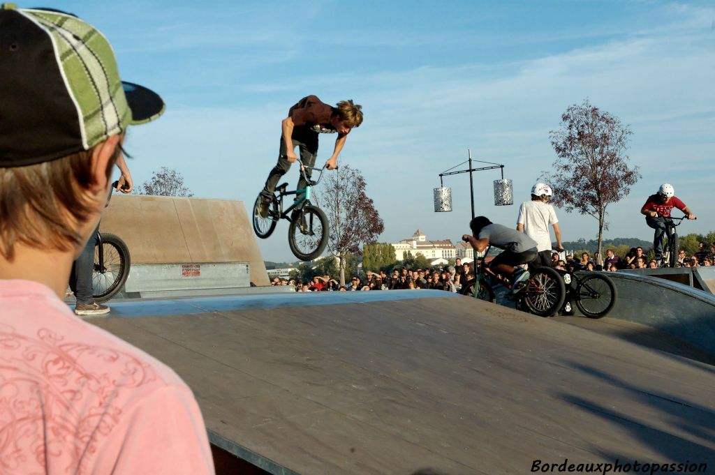 Sport et musique  au programme avec roller, roller hockey, skate board, bmx, hip hop, arts plastiques et arts graphiques, initiation et démonstration ... pour un public  de 7 à 77 ans !