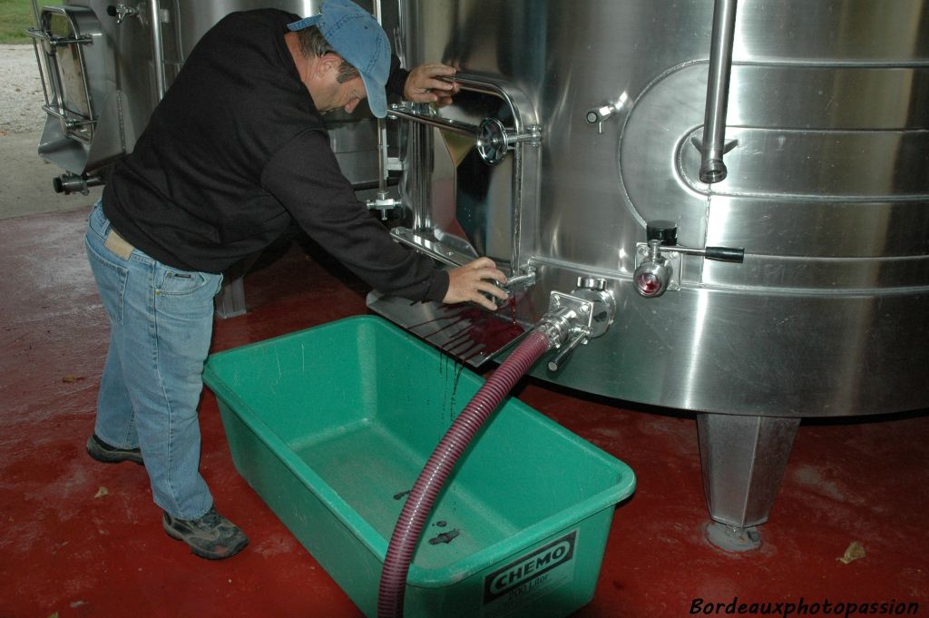 Quand la cuve est pratiquement vidée de son contenu, il faut entrouvrir la porte la plus basse... 